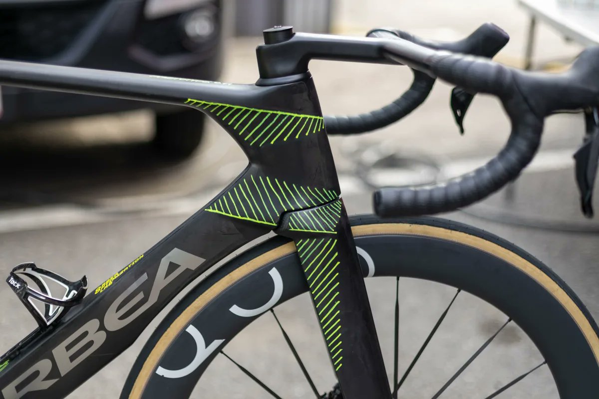 bikes_shiroko's tweet photo. ん、今日はリークされたバイク
ORBEA New ORCA AERO
ツール・オーヴェルニュ・ローヌ・アルプでオルカエアロの新型と思われるバイクが発見されたよ
手描きのグラフィックが施されてて、これまでとの相違点が明確にされてるのは斬新だね
一番目に付くのはダウンチューブの切り欠きかな...？ https://t.co/eIF2GcGs4A