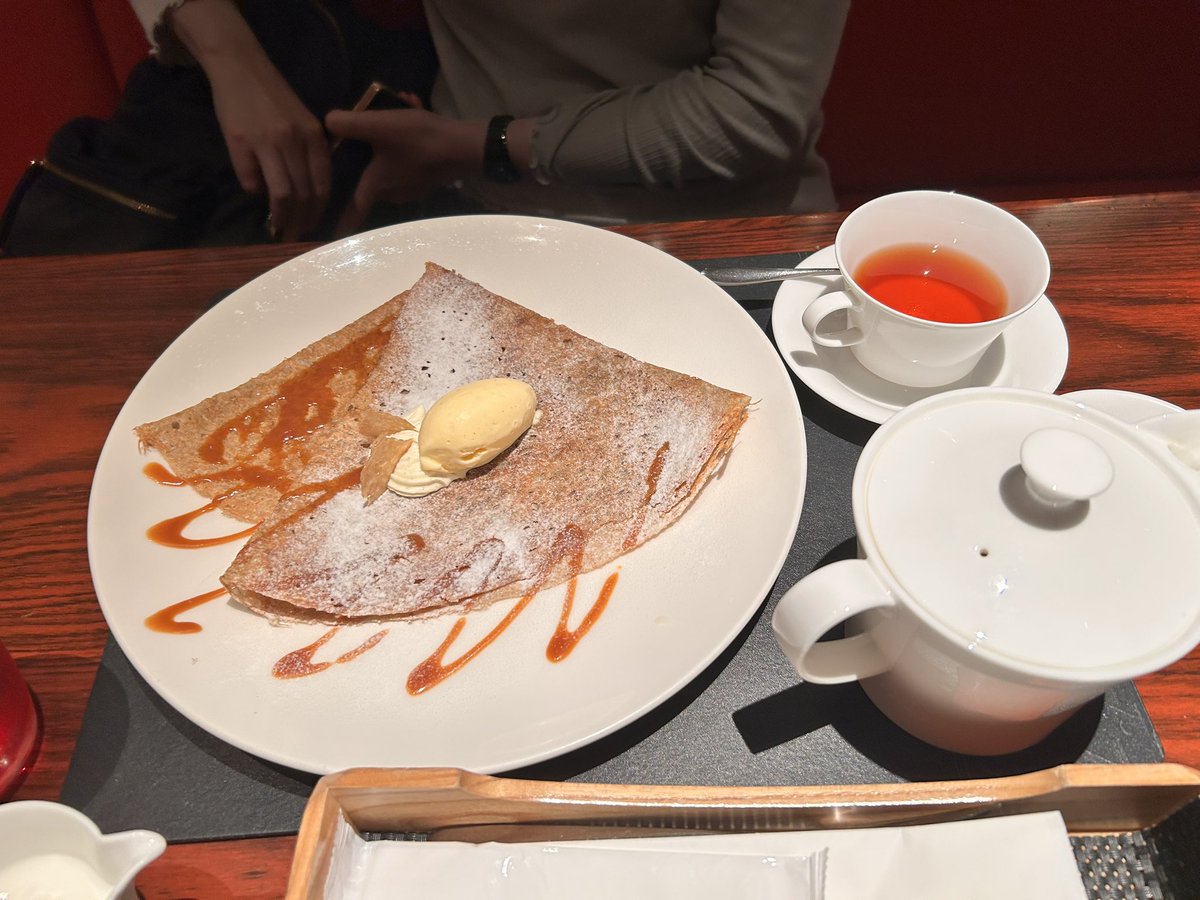 eonhiroo's tweet photo. LE CAFE de Joel Robuchon

店内は赤を基調としたかなり大人の雰囲気
スワロフスキー11万個が鮮やかに光を放つ

フレンチをよりカジュアルに堪能できるお店です

TACの模試帰りに東西線で日本橋まできて妻と一緒にお疲れさん会を兼ねて https://t.co/yst5O6TPgI