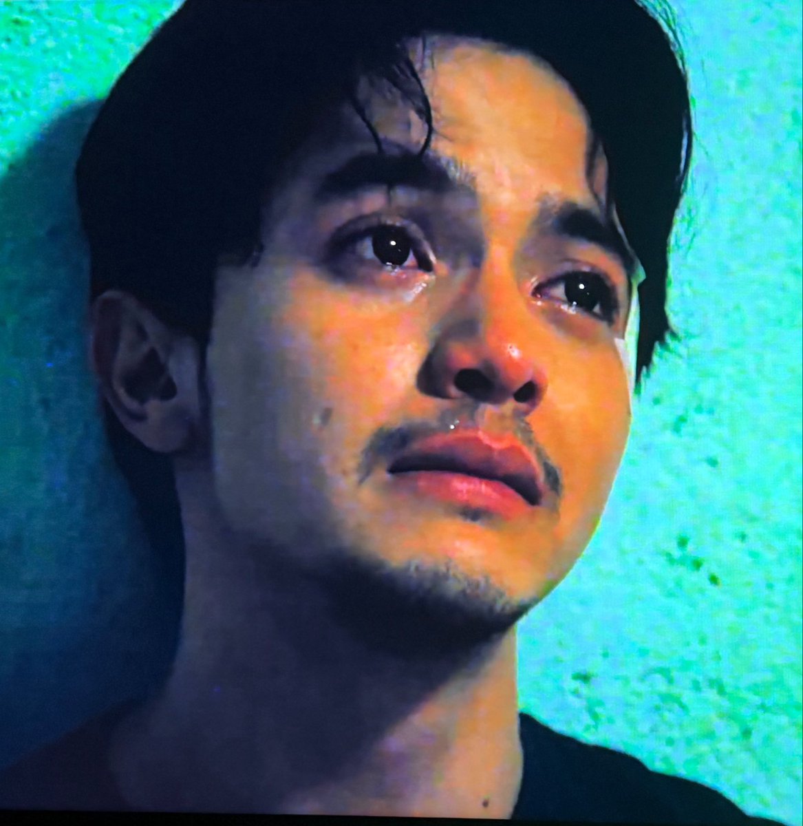 tintinperez's tweet photo. Eto na naman yung scene na grabeng nagpaiyak!

When The Gift gave us a very heavy meaning of “face the wall” 😭😭😭

@aldenrichards02 
#TheGift 
#ALDENRichards https://t.co/7YsBFKH6dv