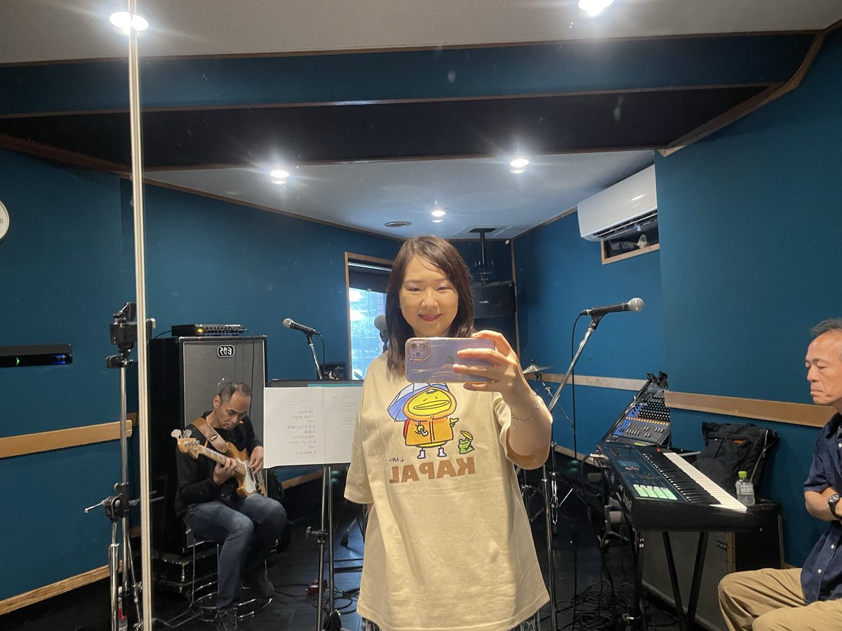 Natalie_TheGAP's tweet photo. 今日はリハでした！
サポートドラマーYUJIさんです☺️❗️
6/10両国SUNRISEです❗️

Tシャツは
#カパル💫 https://t.co/1dMn5pTZSq