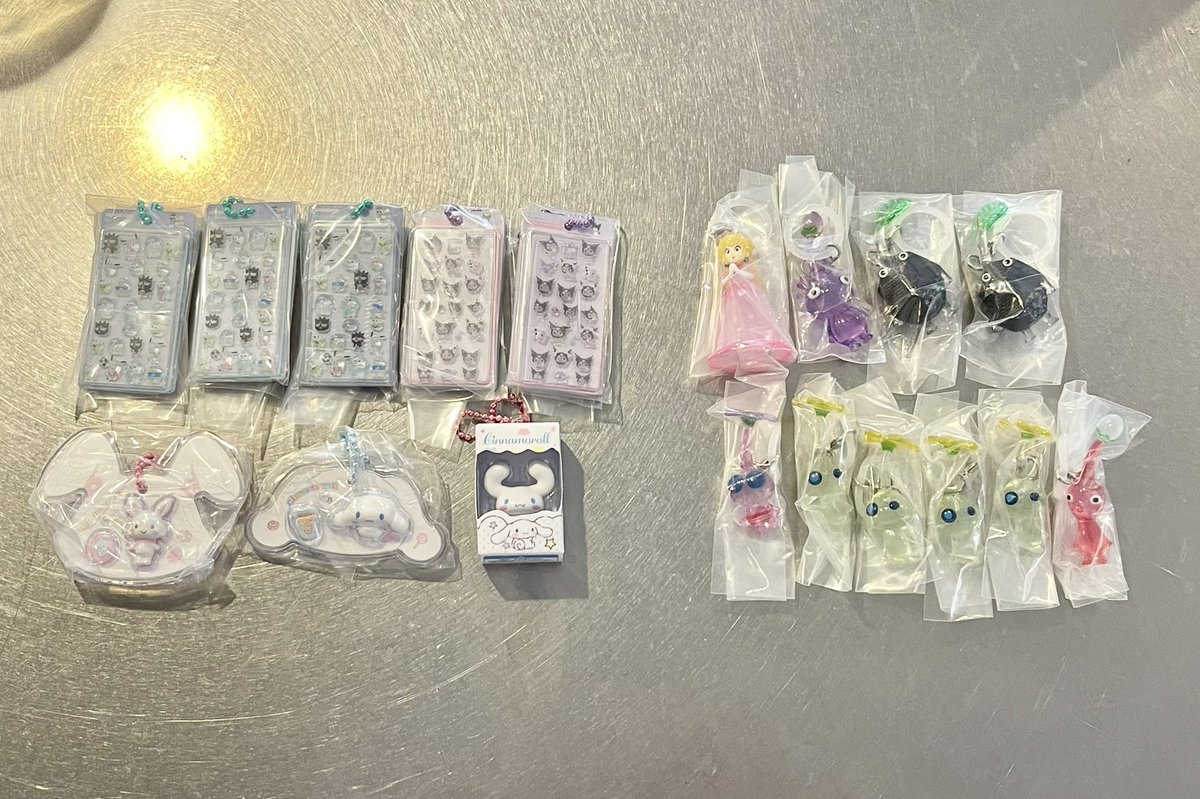 J_MATENRO's tweet photo. ボンボンドロップシール　ボンドロ　チャーム　クリスタル　パッケージチャーム　たまごっち

譲
画像参照

求
定価＋送料
ボンボンドロップシール、プチドロ
氷ピクミン♾️

左側のグッズご希望の方は右側より1点につき1点お引き取り頂けますと幸いです。

※羽ピクミンお引き取りいただける方優先 https://t.co/9bOY5D8dEc