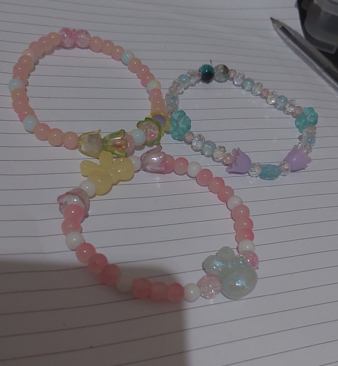 StfnJennifer's tweet photo. Jadi ges- sebenernya saya itu awalnya buka commis gelang and pre-made!, tapi karena sepi jadinya bikin itu-
Tapi masih open ko bagi yang mau commis or nanya nanya apakah ada yang udah ku bikin!
Harga start 25k! https://t.co/rRkfHYaHI6