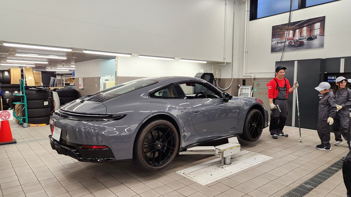 IS250_MarkLevin's tweet photo. キッザニアPCで911のセンターロックを規定トルク600Nmで締付けするお仕事体験✨️

マニアック過ぎて保護者の方に刺さってる🤣 https://t.co/jcC6mJWq5B