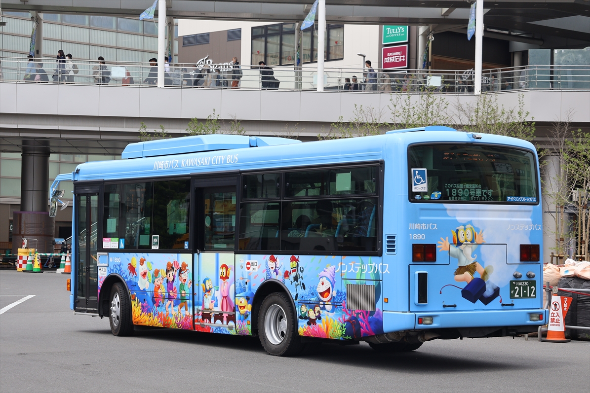 wrpgu's tweet photo. 🔵藤子・F・不二雄ミュージアム：シャトルバス
川崎市バス　#ラッピングバス　
登戸で２種類見かけました
キャラクター勢揃いで楽しいデザイン
（2026/5） https://t.co/qZ0QhyFXY4