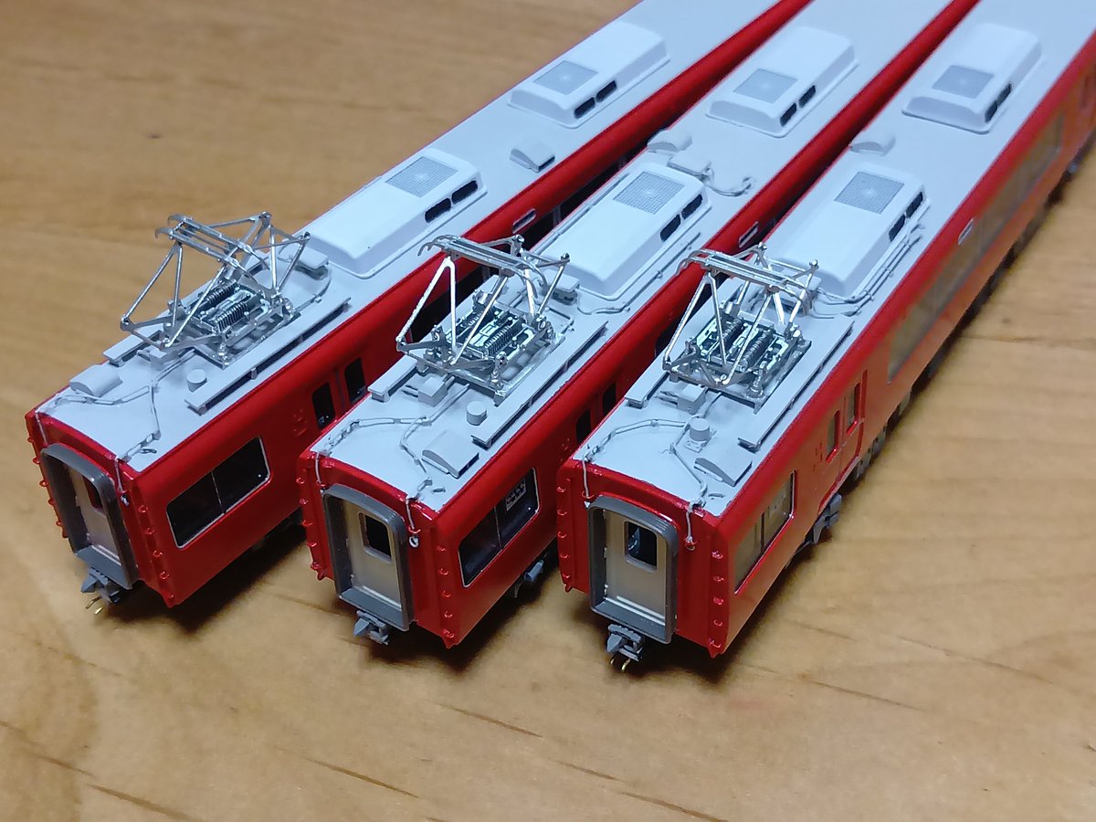 nagakohashutsu's tweet photo. GM、名鉄5702編成完成しました！
床下機器の正規化、各動力車で違う屋根配管のフルパイピング、ローダウン、手すり別体化、シースルー運転台化してあります。
模型はつや有り全塗装の綺麗な仕様ですがこの電車、編成中の2両が製造時期が違うので全編成床下機器グレーだったことが一度もないのです。 https://t.co/H4mZWK2TNc