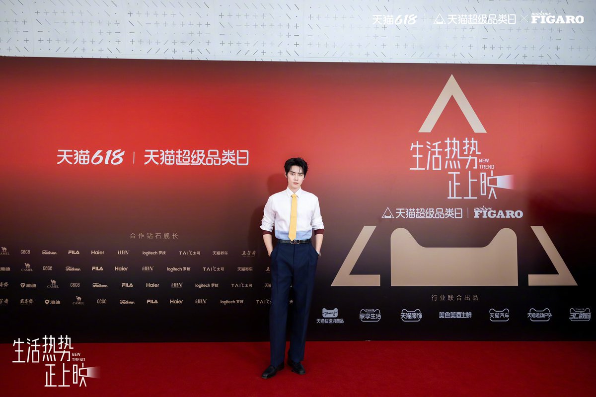 RenhaoTH's tweet photo. [Taobao weibo update 07/06/2026]

เหรินหาวปรากฏตัวบนพรมแดงรอบปฐมทัศน์เกี่ยวกับเทรนด์ชีวิตสุดฮอต ท่ามกลางธรรมชาติโดยสลับสับเปลี่ยนระหว่างสไตล์แฟชั่นนำเทรนด์และสไตล์จีนร่วมสมัย

แคมเปญ “超级品类日” (Super Category Day) ตั้งแต่วันที่ 1-14 มิถุนายนนี้

(1/2)
#เหรินหาว #任豪 #RenHao https://t.co/Qq0ORsq18z