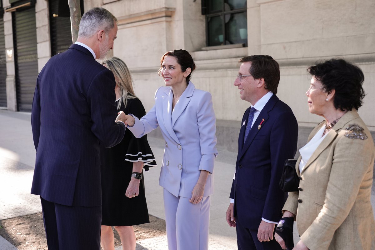ppmadrid's tweet photo. La presidenta @IdiazAyuso ha asistido a la Santa Misa del Corpus Christi oficiada por el Papa León XIV en la Plaza de Cibeles, con la presencia de Sus Majestades los Reyes.

En la segunda jornada de la visita apostólica del Santo Padre a España.

#ElPapaEnMadrid https://t.co/wkPwXhOxIV