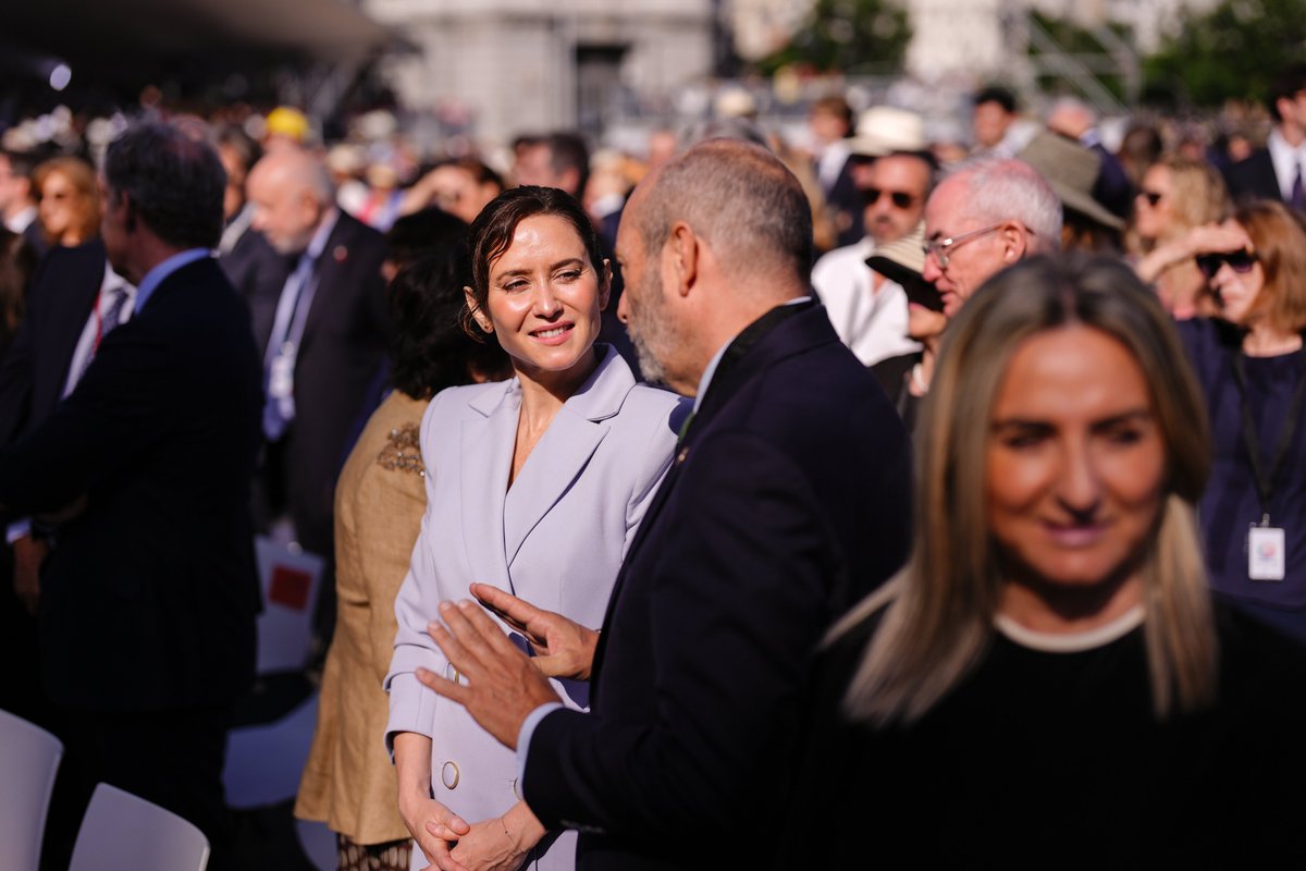 ppmadrid's tweet photo. La presidenta @IdiazAyuso ha asistido a la Santa Misa del Corpus Christi oficiada por el Papa León XIV en la Plaza de Cibeles, con la presencia de Sus Majestades los Reyes.

En la segunda jornada de la visita apostólica del Santo Padre a España.

#ElPapaEnMadrid https://t.co/wkPwXhOxIV