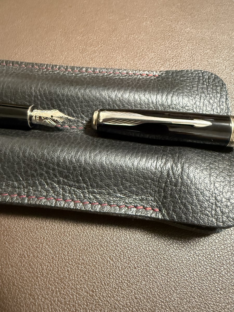 DelightingAll's tweet photo. 久しぶりに万年筆を取り出し、ペン先を洗浄手入れ。

書き心地的に勝手にステンレスと思っていたら、18Kだった。なんか得した気分。

個人的にパーカー ソネットの太さが好きなので、新たな仕事記念にもう一本購入しようと思います。

アンティークの万年筆も探してみます。筆記具はハマってしまう。 https://t.co/LXxab9NGrU