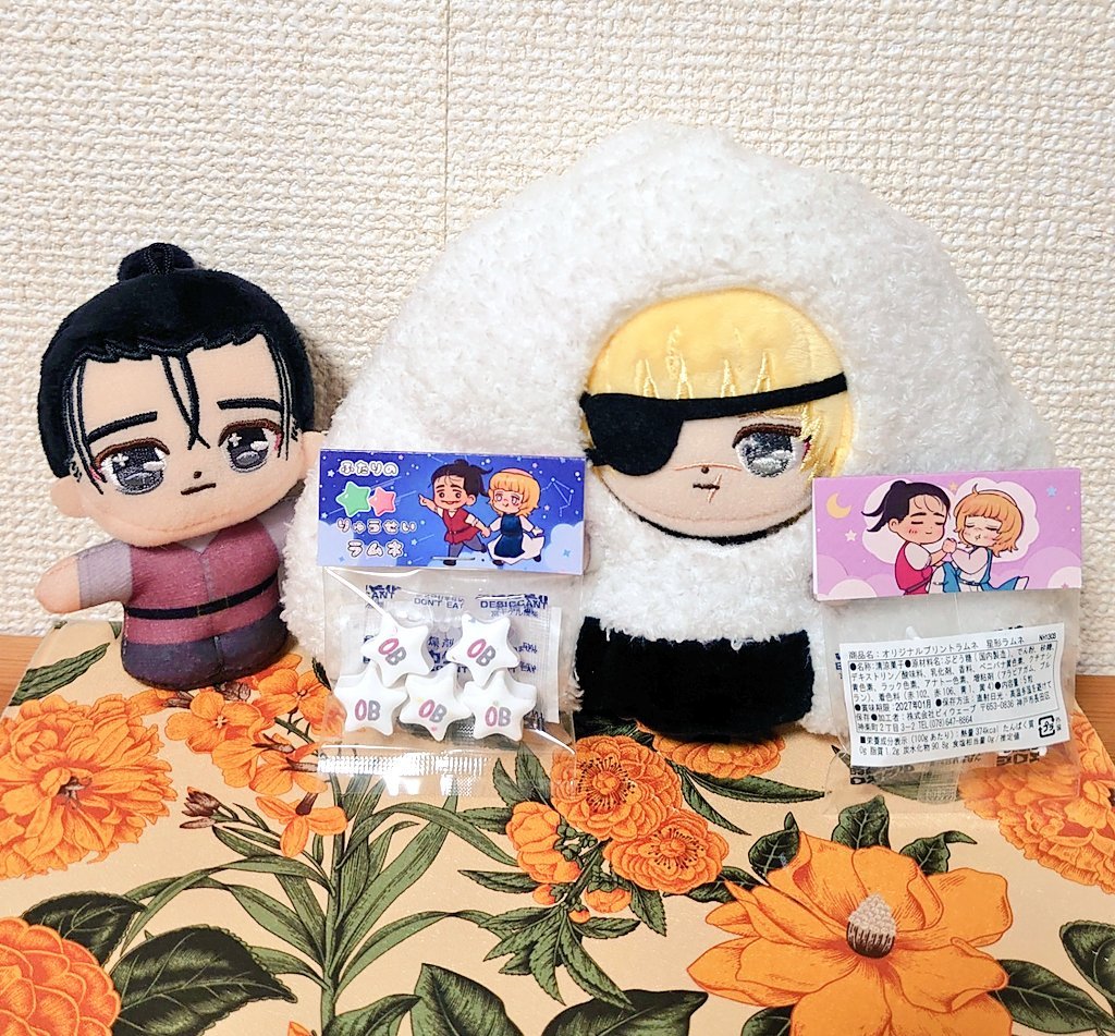 wakonoko05's tweet photo. 新刊につけるノベルティの星型ラムネ届いた!かわいい!手のひらサイズで小ぶりですがこれに表面のイラスト（文字抜き）シールとセットでお渡しになります。シールはキラキラ✨仕様の予定です✨
我が家の🍙も満足げな様子… https://t.co/jaofPvFlBp