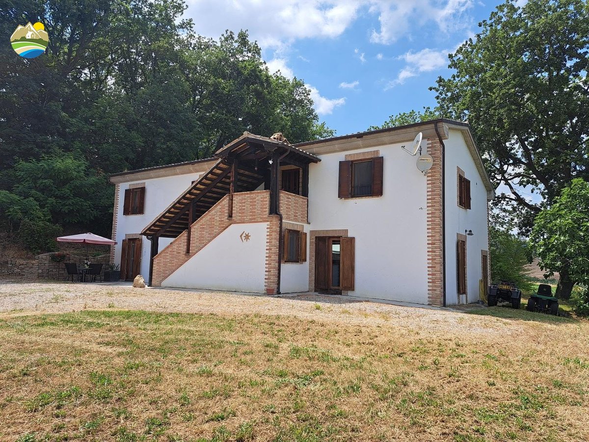italianhouses's tweet photo. 🌿🏡Enchanting stone farmhouse
🌳8,217sqm of land &amp; private woodland
🏊Pool for summer relaxation
🔥Fireplace &amp; wood-burning oven
🛏️3 bedrooms &amp; authentic character
💶€295K
❓Woodland walks or poolside afternoons?

https://t.co/Y2SGcUHBXA
#PropertyItaly #Abruzzo #Pescara #Penne https://t.co/iB4chlJKDV