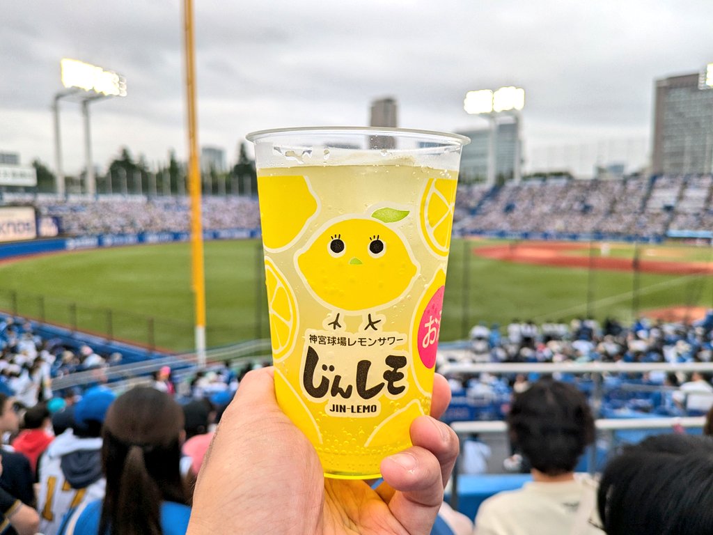 chono2000's tweet photo. 今日はセパ交流戦
神宮球場でファイターズ

北山君の圧巻のピッチングで4連勝！
苦しみ続けたマルティネスのホームランには涙腺が潤んだ！

そして
初めてのビジター応援席は
スタンド全体でポジティブな声と拍手で選手を後押し
一体感溢れる応援が本当に楽しかった

これぞスポーツ観戦の醍醐味！ https://t.co/j29vTGO7lS