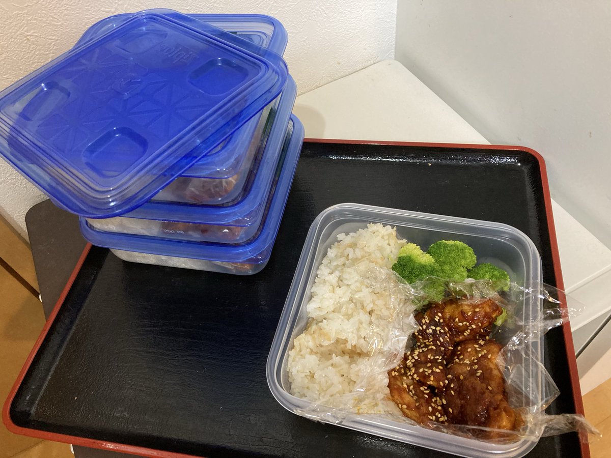 narutakeakio's tweet photo. 先日は会社の健康診断だったのだが、去年と比べシャレにならないほど太っていることが判明したので流石に危機感を覚えダイエットをすることにした。
とりあえず、だれウマさんの作りおき激やせ冷凍弁当を作成。美味そうだ。運動は現在右肩を痛め治療中のため、それが治り次第ジムでも始める予定。 https://t.co/xD06hn3gsE
