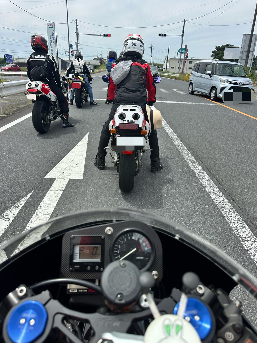 100_NSR's tweet photo. TZR250 3MAが前に居ると
顔面に向けて2stスモーク浴びれるよ💨
ライダー目線だと2枚目くらいの距離感🤪

2stバイクまみれのオイルまみれツーリングも楽しいね👍 https://t.co/M2Gre0RHr3