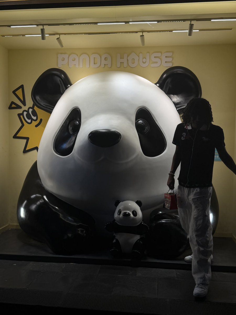 LisanAlCaleeb's tweet photo. Tax GM Don John was just spotted in China 👀👀

Reports are saying that he says the workers do NOT seem very overworked, or in a “sweatshop”

Not a very good look for @SweatshopFB https://t.co/BqIiINFn3h