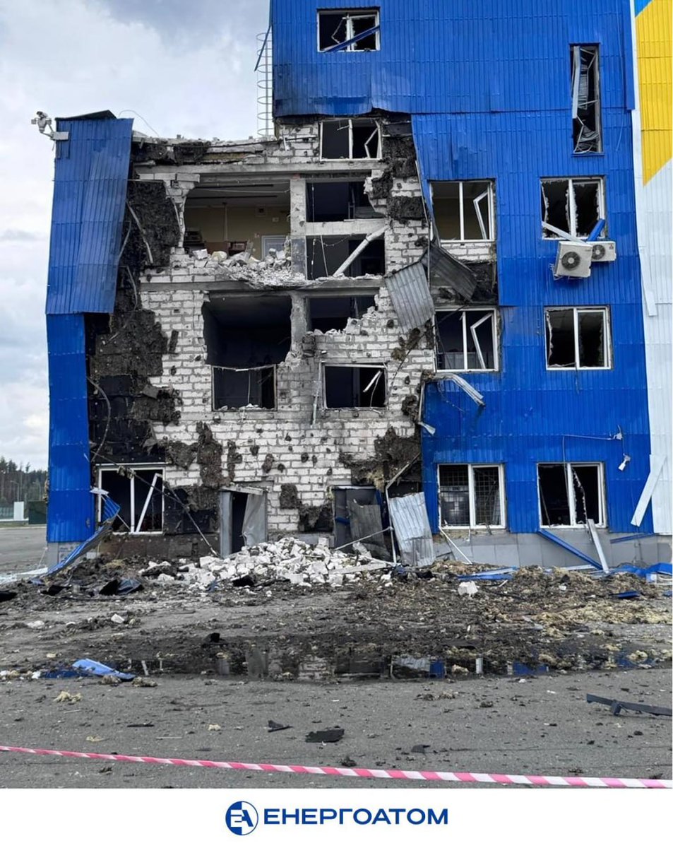 FGroup_CZE's tweet photo. 🔺‼️"Enerhoatom" ukázal fotografie poškozené budovy centralizovaného skladovacího zařízení pro vyhořelé jaderné palivo

Radiační pozadí je v normálních hodnotách. https://t.co/JS6EMYyKPC