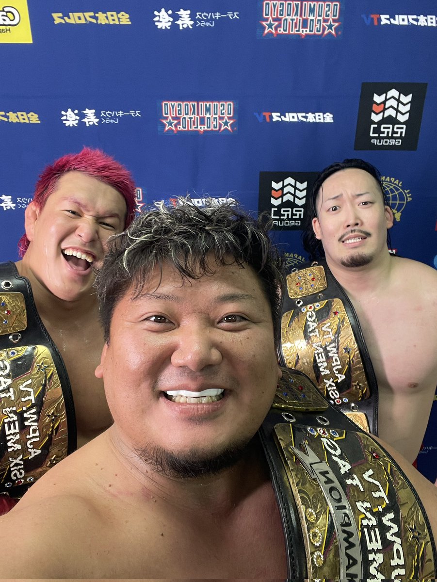 Kuma_arashi0112's tweet photo. 全日本プロレス山形大会終了。
6人タッグのベルトを奪取しました🐻😎🐲
やりましたぁぁぁぁぁぁー！
さぁこれから快進撃を始めるよ。
俺達3人から、目を離すな！！！
#ajpw
#二冠王になりました https://t.co/DlBlQgA426