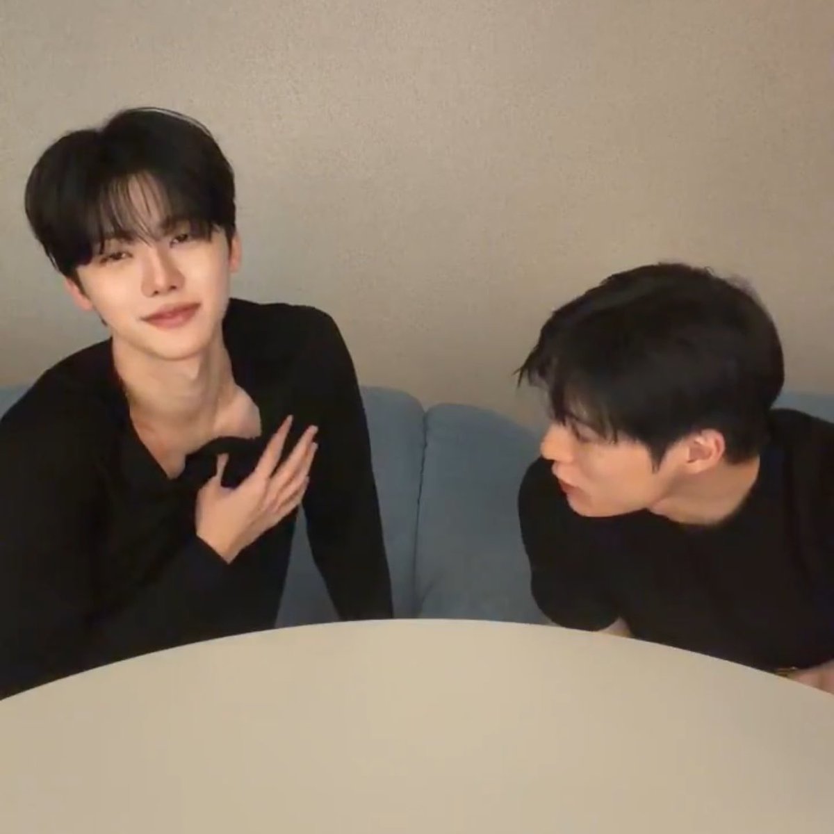 _leejenox's tweet photo. stop showing off your chest like that @daaemin 

It’s only for me https://t.co/cZy59J8a1u