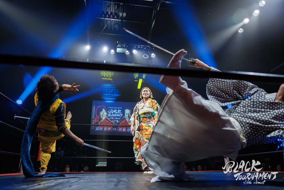 10quatrebt's tweet photo. 10・Quatre extra battle
｢BLACK TOURNAMENT ~fifth element~｣

一回戦第二試合
━━━━━━━━━━━
 冨田佳孝　vs　佐藤修二
━━━━━━━━━━━

親友2人、一夜限りのバトル⚔️
片やテリーと名乗り、片や児雷也に変身し、エンタメ要素満載でありつつも、魅せる所もしっかりと。
｢問題児二人。ただし最強。｣という言葉がぴったりの2人でした。
衣装いいだあきの乱入もあり、第一試合もそうでしたが、全員の衣装にも力が入っておりますので、是非今後のお写真にて衣装にもご注目ください👘✨️

photo by Megumi（ @Megumi__photo ）

#BT5 #テンカトル #殺陣