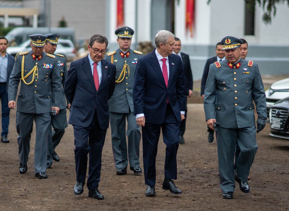 PresidenteKast's tweet photo. Partimos temprano esta mañana, saludando al Ejército en el Regimiento Rancagua de Arica junto al Ministro de Defensa y el Comandante en Jefe del Ejército. https://t.co/KDMYDxjhLx