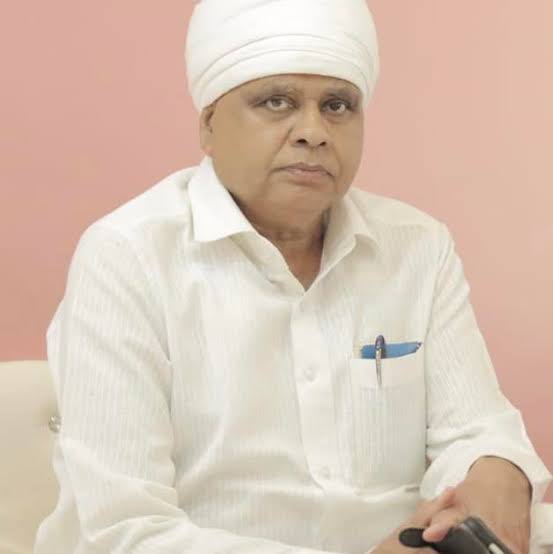 raviadi7793's tweet photo. बहन जी को मान्यवर कांशीराम साहब ने उत्तराधिकारी क्यों बनाया? 

इसका मुझे पता चला तो मैं सोचा आपको भी बता दूं बहुत इंटरेस्टिंग है कि हमारे नेता आदरणीय बहन जी कितने संघर्षों से मेहनत से आगे आई है और समाज को आगे बढ़ाया है, 

हुआ यूं कि जब मान्यवर कांशीराम साहब ने बहन कुमारी मायावती जी को उत्तराधिकारी घोषित करना चाहा तो काफी पुरुषवादी सोच के लोग विरोध में खड़े हो गए जो मान्यवर साहब कांशीराम के ही पार्टी के थे वह बसपा के लोग थे नेता थे  उस समय अपने अपने प्रदेश में धाकड़ नेता कह जाते थे,

 उसमें कई नाम है सबसे पहले विरोध इन्हीं तीन लोगों ने किया पहले वामन मेश्राम दूसरा फूल सिंह बरैया तीसरा एक पंजाब के कोई सिंह थे नाम याद नहीं है,

मान्यवर कांशीराम साहब ने बोला इन तीन और बहन कुमारी मायावती जी को बुलाकर एक साथ बोला  तुम चारों जो जिस प्रदेश का है उस प्रदेश में सरकार बना दोगे तो मैं उसे बसपा का उत्तराधिकारी घोषित कर दूंगा बहन जी उत्तर प्रदेश की थी फूल सिंह बरैया मध्य प्रदेश के मेश्राम महाराष्ट्र के और पंजाब के कोई सिंह थे इन तीनों से सरकार तो नहीं बन पाई और बहन जी ने उत्तर प्रदेश में सरकार बना कर दिखा दिया तब  कांशीराम साहब ने बहन जी को स- सम्मान उत्तराधिकारी घोषित किया,

इनको तब से बुरा लगा और इन लोगों ने पार्टी छोड़कर बहन जी की बुराई शुरू कर दी।।

आज देखो यह लोग कहां है और बहन कुमारी मायावती जी कहा है इनका कोई पूछता नहीं बहन जी को लोग पूजता है।

ऐसे ही हम लोग लिखते हैं तो हमारे कुछ अपने ही हमें गाली देते हैं क्योंकि हम सच के साथ खड़े होते हैं अवसरवादी लालची लोग हमेशा आपका विरोध करेंगे।।