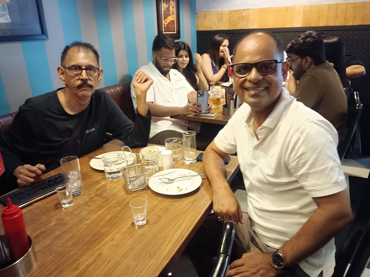 SHEKARSUSHEEL's tweet photo. #jabwemet
We met in twitter first. And then in real life. Spent a nice evening with Aswin @AA7111 at Pop Tates.  . I was doing most of the talking ☺️ https://t.co/3lqJutFKEQ