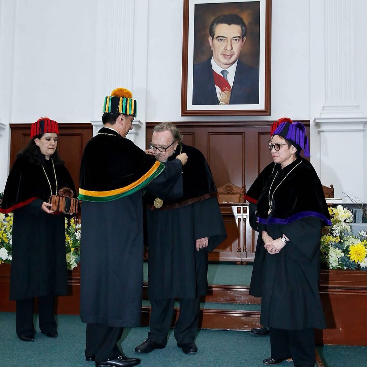 JorgeOlveraG's tweet photo. Hoy a tres años de su fallecimiento recuerdo con mucho cariño al artista mexicano, pintor y escultor #LeonardoNierman, a quien tuve el honor de entregarle durante mi rectorado en la #UAEMéx el Doctorado Honoris Causa en 2016. Gracias a tu arte aún sigues aquí.🎭🖌️🎨 https://t.co/gKb52nJCex