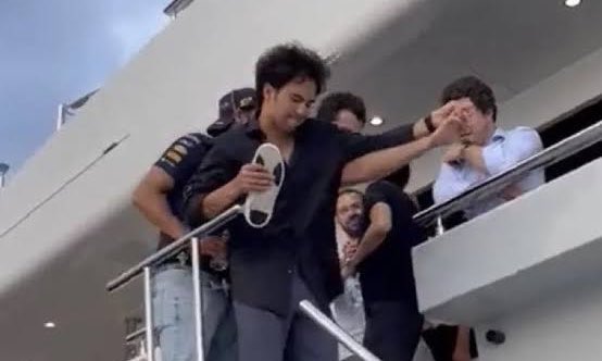 Saetta_McQueen's tweet photo. Perez ubriaco come una pigna che non si regge in piedi e tiene una scarpa in mano, resta uno dei miei momenti di Monaco preferiti.
#F1 #MonacoGP https://t.co/2SuZyDgiDS