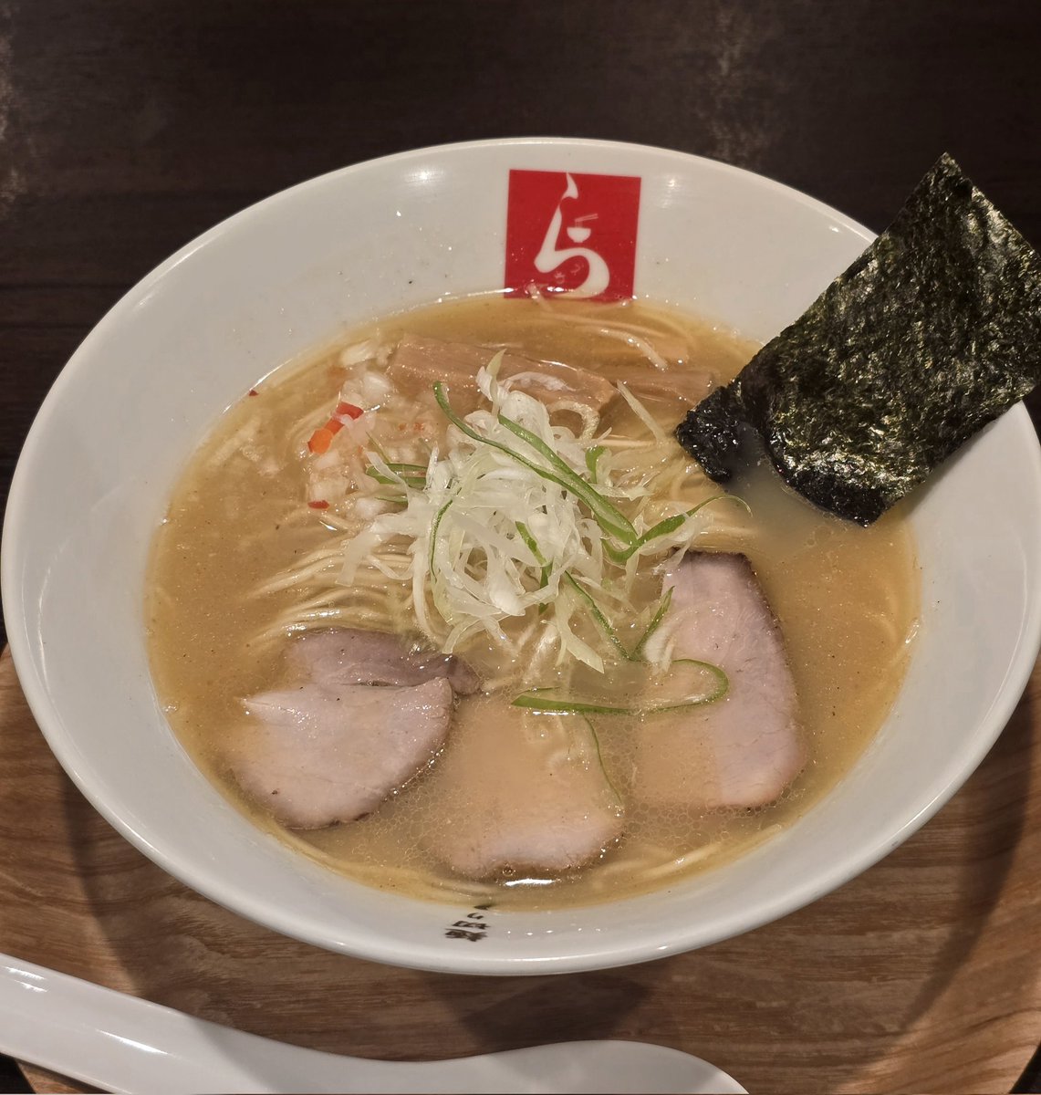 nanairo319's tweet photo. 麺切り白流さん@岐阜市
白醤油(細麺)＋混ぜ丼
本日の焼干しはアユ(焼)１００
パッツン麺に上品なアユのお出汁で今日もめちゃくちゃ美味しかった😋
昨日のバッタリに超感謝😭✨
ごちそうさまでした👍 https://t.co/2lf2TYtC1N