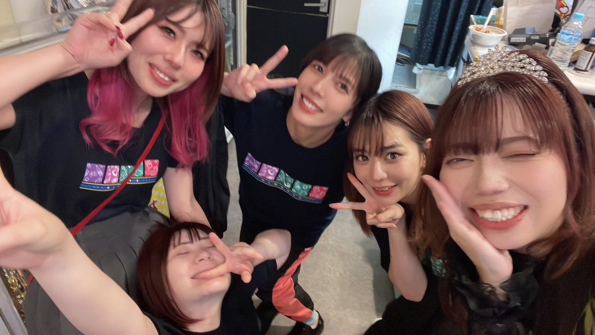 serumin's tweet photo. 遅ればせながら、本日は本当に本当にありがとうございます😭
泣きながら思いがはち切れてしまってダダ絡みしてしまった方も含めすごくすごく今まで活動してきた感謝と皆様への好きな気持ちを届けた時間でした😭
区切りではありますが、まだまだこの先も沢山私とお付き合いくださると嬉しいです😭✨ https://t.co/jioltpdMNq