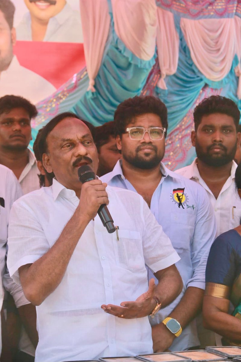 GanapathyK's tweet photo. சென்னை தெற்கு மாவட்டம், மதுரவாயல் தெற்குப் பகுதி, ஜீன்-3  காவிய நாயகர் கலைஞர் அவர்களின் 103வது பிறந்த நாளை முன்னிட்டு   மதுரவாயல் தெற்குப் பகுதி இளைஞர் அணி அமைப்பாளர் நரேன்கணபதி, 150வது வட்ட துணை செயலாளர் R. S.தில்லைவாணன், ஏற்பாட்டில்  முத்தமிழறிஞர் டாக்டர் கலைஞர் ���வர்களின் திருவுருவ படத்திற்கு மாலை அணிவித்து  கழக கொடியேற்றி 1000 நபர்களுக்கு அறுசுவை உணவு வழங்கும் நிகழ்ச்சியில் இன்று 07.06.2026 ஞாயிற்றுக்கிழமை காலை 11.30 மணியளவில் சென்னை தெற்கு மாவட்ட இளைஞர் அணி  அமைப்பாளர் AMV.பிரபாகரராஜா EX.MLA அவர்களுடன் கலந்து கொண்டு சிறப்புரையாற்றி அறுசுவை உணவு வழங்கினேன்.   இந்நிகழ்ச்சியில்  பகுதி கழக நிர்வாகிகள் வே. மதியழகன்,இரா. பால்பாண்டியன், மா.இ.அ.து.அமைப்பாளர்  செ.ரவி, வட்ட கழக செயலாளர்  சி.சுந்தர், மாவட்ட பிரதிநிதிகள் க. கைலாசம், இரா. ராஜேந்திரன், மாமன்ற உறுப்பினர்  ஹேமலதா கணபதி, M.C.,மாவட்ட துணை அமைப்பாளர்கள்: S.பாலமுருகன்,மா.பா.சித்ராலயம்,  அ.கவுஸ்பாஷா, வட்ட கழக நிர்வாகிகள் 
L.அருள், R.லதா,E.ஜெயவேல், இரா.ரமேஷ், இரா.சீனிவாசன்,  V.ஜெகன்நாதன்,  
பகுதி அமைப்பாளர்கள்:
M.செல்வதுரை, S.நித்தியானந்தம், S.சண்முகசுந்தரம்,  , பகுதி துணை அமைப்பாளர்கள்  
 R.கோவிந்தசாமி,   E.��ுனுசாமி, J.வேல்பாண்டியன், K.முருகன்,K.கந்தசாமி,  A.விஸ்வநாதன்,R.பிரேம்குமார்,  L.தானுவேல், க.விக்ரம், 
A.பிரேமா,A.ஆனந்த் ,   மற்றும் இளைஞர்அணி பகுதி துணை அமைப்பாளர்கள் R.தியாகராஜன்.R.விஜய்,ஜிம்.மூர்த்தி, வட்ட அமைப்பாளர்கள்
R.R.ஹரிஹரன் , S. முகமதுபஷீர், மற்றும்  கழக முன்னோடிகள், கழக தோழர்கள் அனைவரும் கலந்து கொண்டு சிறப்பித்தார்கள்.

#கலைஞர்103 
#kalaingarforever 

@mkstalin @Udhaystalin @Subramanian_ma @arivalayam @DMK_Chennai