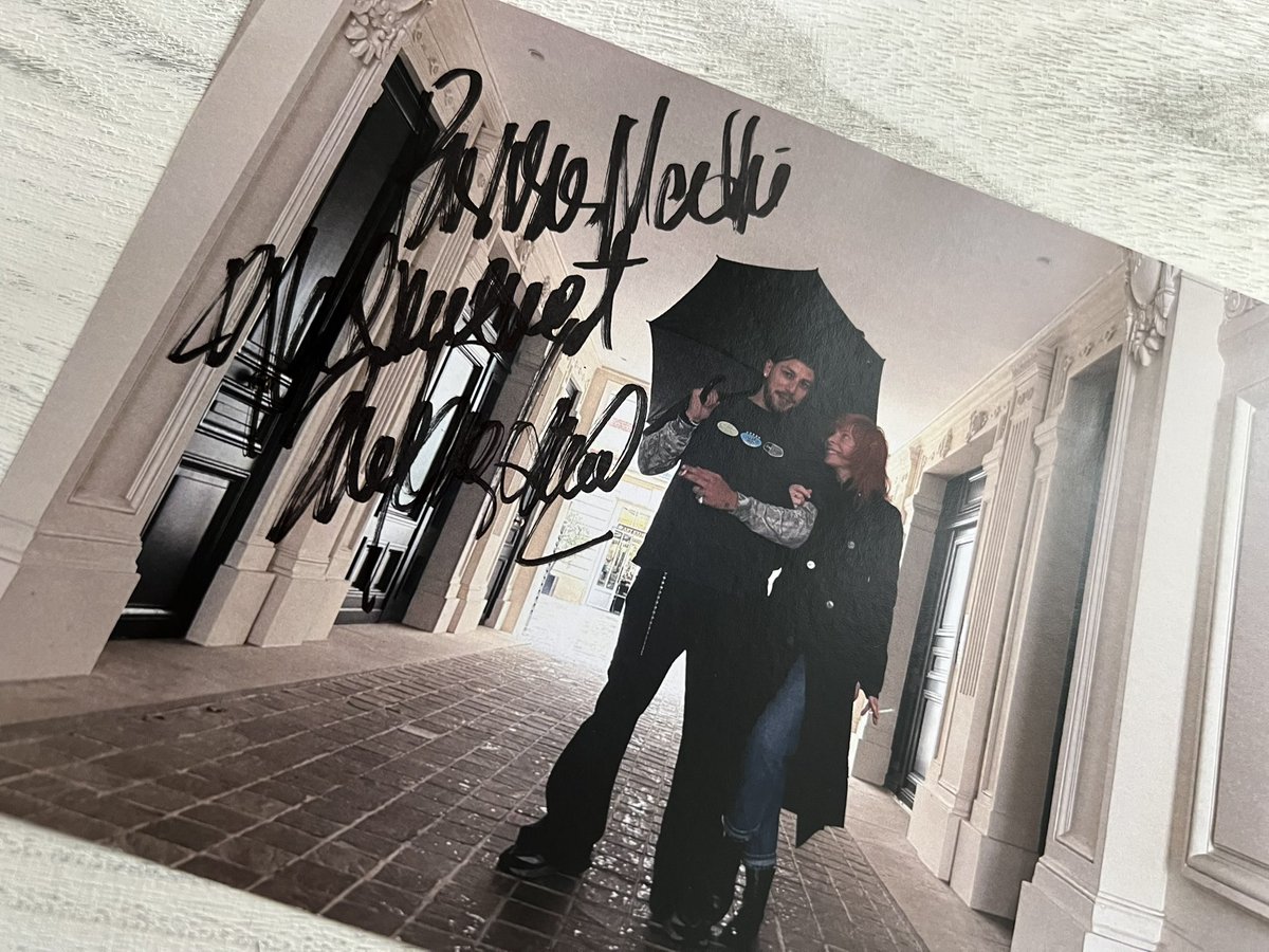 GautierMedhi's tweet photo. Il ne manque plus que ta signature… 🫣@djlewisparis 

#mylenefarmer #djlewis https://t.co/ew9wVszmO9