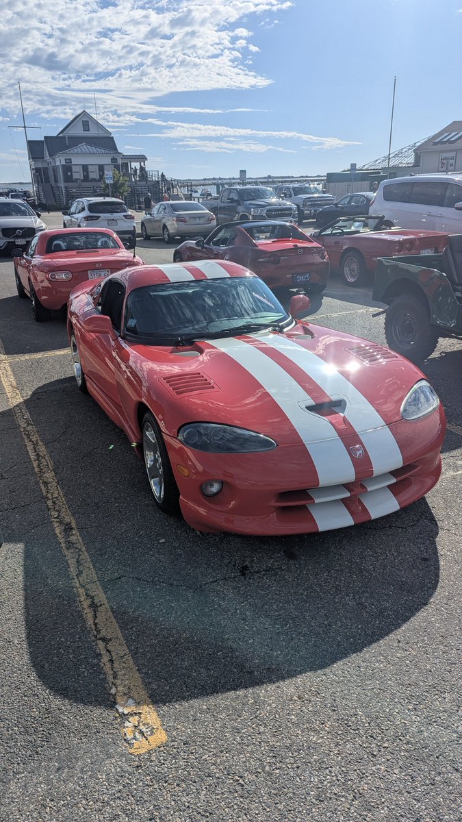 burgeoisiee's tweet photo. another Miata showed up with us :) https://t.co/rianN1rEPg