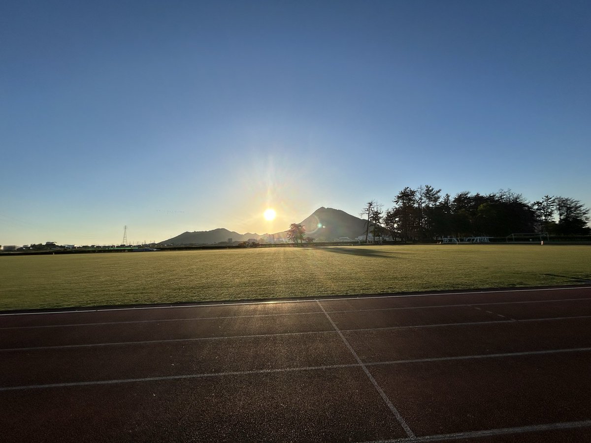 aberun0501's tweet photo. ご無沙汰しております。
まだまだ走っております！
2025のシーズンはマラソン3時間5分で終わってしまいました。
3月までは体調不良で頭を悩ませていましたが、今年4月以降は体調を崩すこと無く練習もしっかり積めるようになりました。
改めてまた更新していきますので今後ともお願いします🙇 https://t.co/zCeKeZStpz