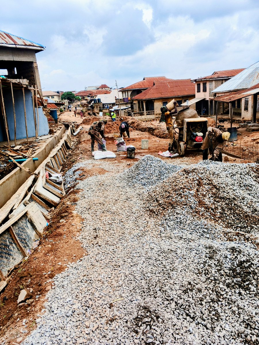 SlayShotit's tweet photo. More inner road reconstruction is ongoing in Oyo.

Some roads have been completed, many are still under construction, and more projects will be approved in the coming days.

Under the administration of Governor Seyi Makinde, ìṣẹ́ rere n tẹ̀síwájú https://t.co/6ojsQLHcma