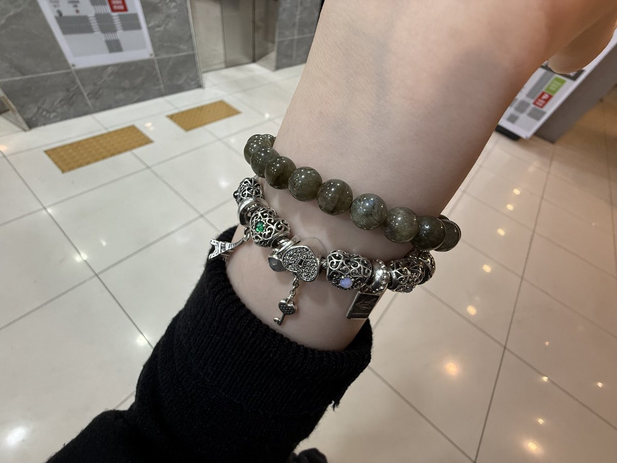 namexeeasy's tweet photo. 나도 내 판도라 자랑할래

내가 모은 건 .. 아니고
우리 엄마가 저 초딩 ? 중딩 때 부터 하나하나 모아서 조합한 판도라
참고로 가운데 보석 박힌 하트 참은 가족들 탄생석임🥹🥹

사진이 개밤티긴 한데
실물은 더 이쁨 ㅎㅎ

엄마 이제 안 ? 못? 차서 제가 물려받앗구요
엄미새가 되 .. https://t.co/HLgwSh4Gap