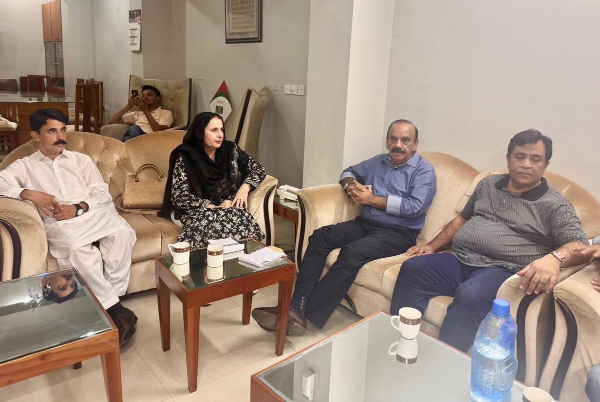 ZubairA15620252's tweet photo. ایم کیو ایم پاکستان کے سینئر نگراں کمیٹی کے اراکین شبیر احمد قائم خانی بھائ ، ارشاد  ظفیر بھائ نے      بین الصوبائ تنظیمی کمیٹی کے انچارج جمیل اختر بھائ ، رکن اویس بھائی شعبہ خواتین آزاد کشمیر کی 1/2
@ShabbirMQMPak 
@shabbirmqm https://t.co/7BorMaZkmc
