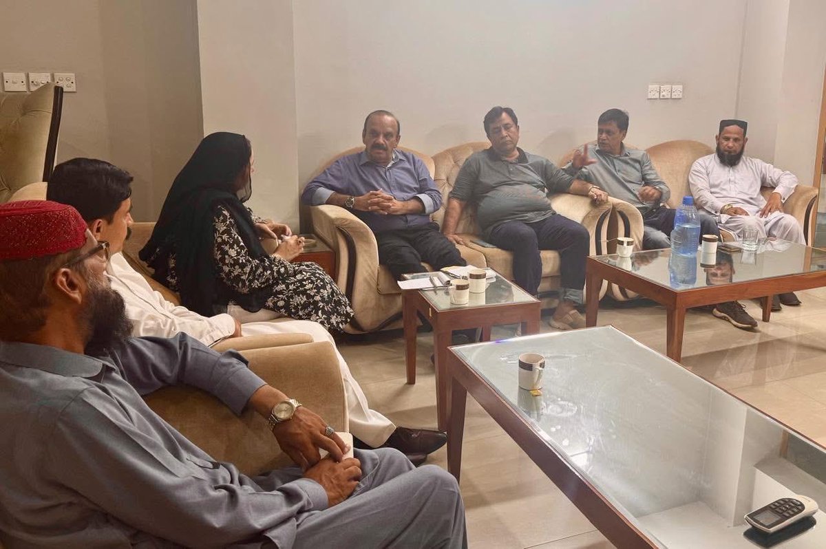 ZubairA15620252's tweet photo. ایم کیو ایم پاکستان کے سینئر نگراں کمیٹی کے اراکین شبیر احمد قائم خانی بھائ ، ارشاد  ظفیر بھائ نے      بین الصوبائ تنظیمی کمیٹی کے انچارج جمیل اختر بھائ ، رکن اویس بھائی شعبہ خواتین آزاد کشمیر کی 1/2
@ShabbirMQMPak 
@shabbirmqm https://t.co/7BorMaZkmc