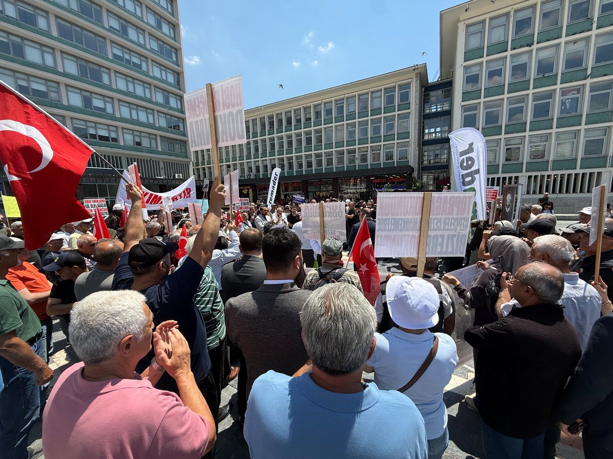 magdursuztoplum's tweet photo. Burdan yükselen ses, yalnızca hobi bahçesi sahiplerinin değil; mülkiyet hakkına, emeğine ve geleceğine sahip çıkan milyonların sesidir. Çözüm ceza ve yıkım değil, adil bir yasal düzenlemedir.

#HobiBahçemeDokunma
#YapıKayıtMeclise
#7HazirandaYapıKayıtAnkarada https://t.co/9oMGR8ZahG