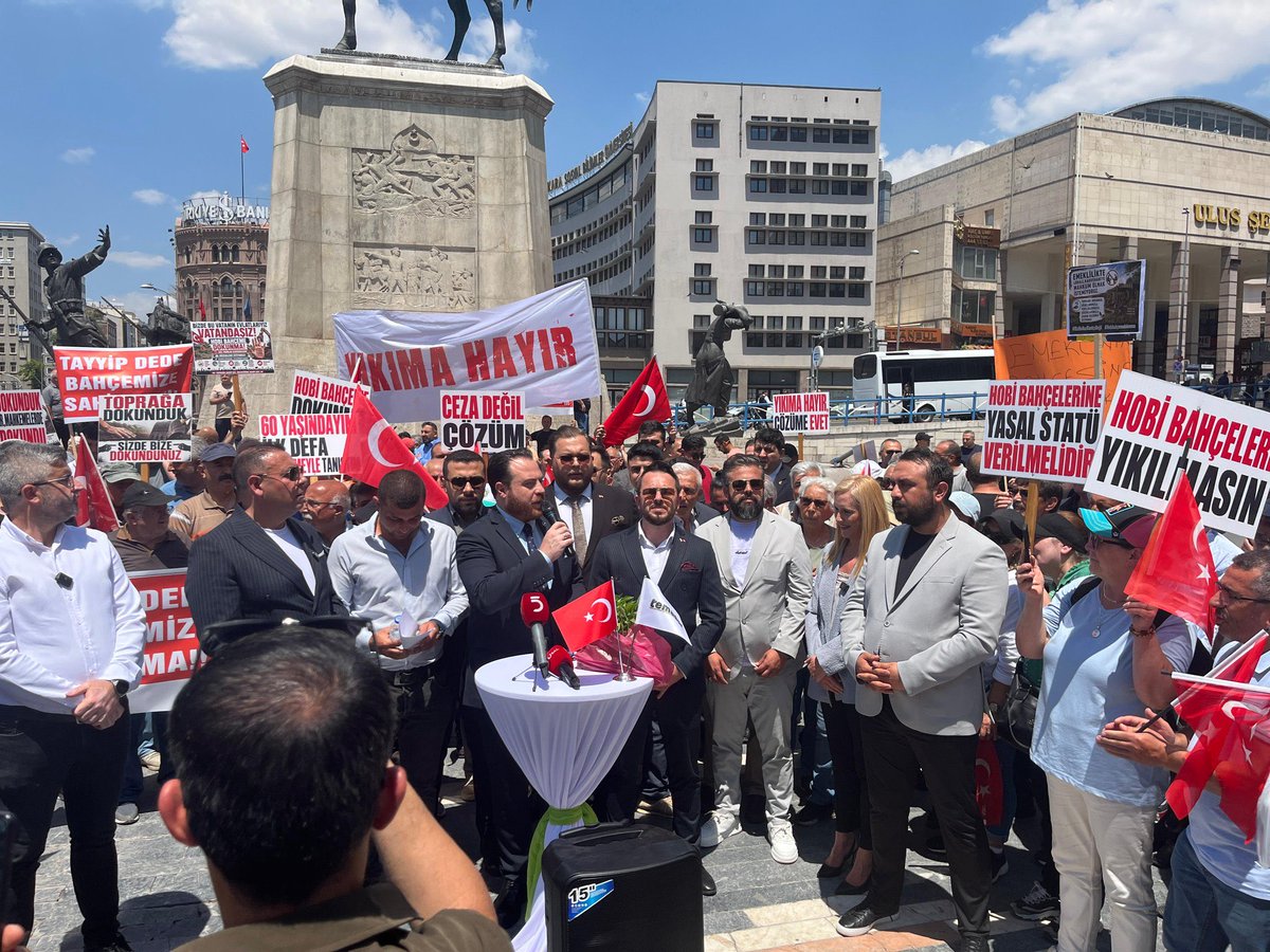 magdursuztoplum's tweet photo. Burdan yükselen ses, yalnızca hobi bahçesi sahiplerinin değil; mülkiyet hakkına, emeğine ve geleceğine sahip çıkan milyonların sesidir. Çözüm ceza ve yıkım değil, adil bir yasal düzenlemedir.

#HobiBahçemeDokunma
#YapıKayıtMeclise
#7HazirandaYapıKayıtAnkarada https://t.co/9oMGR8ZahG