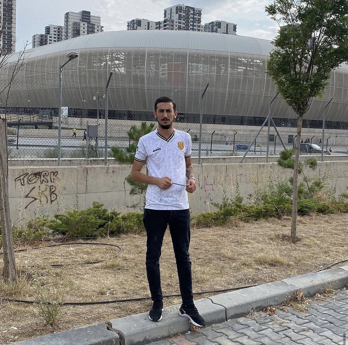 EryamanTayfa's tweet photo. Ailemizden Burak Kaya’nın doğum gününü kutlar , sevdikleriyle nice sarı lacivertli yıllar dileriz. https://t.co/3ndx5VoB58