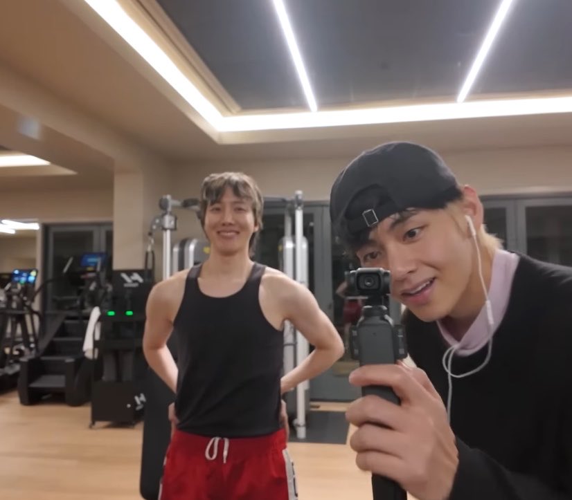 jhopewaist's tweet photo. okay hoseok… https://t.co/4zgK96LAHM