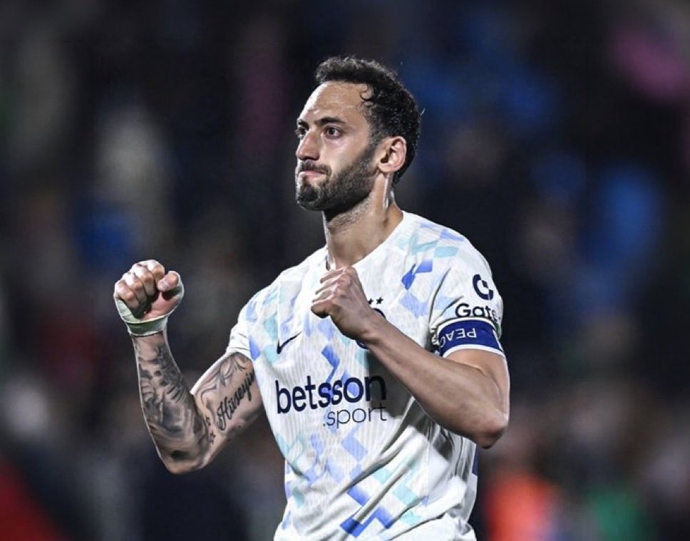 OnlyGalaMedia's tweet photo. Inter direktörü Piero Ausilio: “ Hakan Çalhanoğlu'nu tutmak istiyoruz, sözleşmesi var ve [Fenerbahçe'den gelen] o alıntıların herhangi bir sonucu olacağına inanmıyorum”.

🔗@FabrizioRomano https://t.co/jlDBGgfaDg