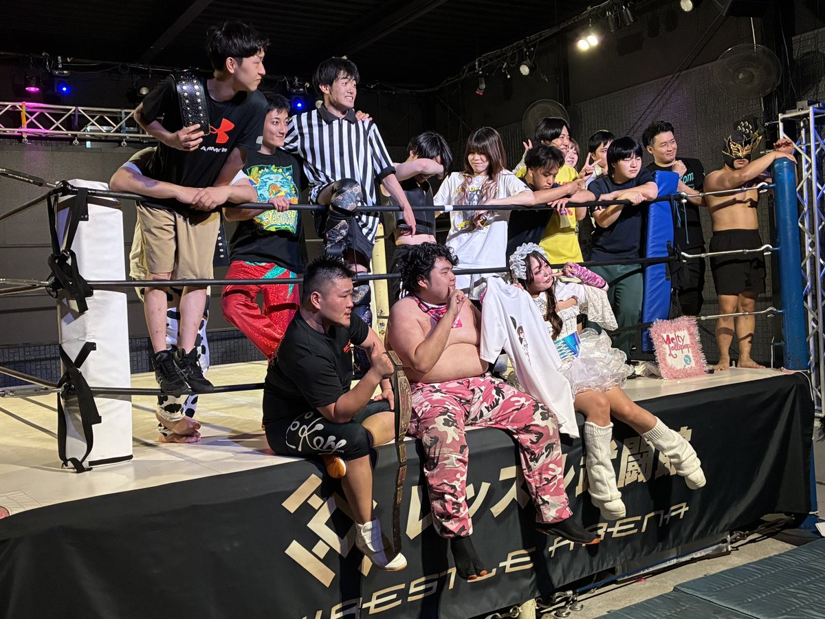 kappa1623's tweet photo. 2026.6.7MeltyLollipop5周年記念興行in蕨レッスル武闘館
出場者全員で集合写真📷
はい、右〜
はい、左〜
はい、正面〜
最後は10カウントダウン〜

欠場者続出でバタバタ興行のようでしたが、皆さんお疲れ様でした🤗
オモロかったです😁
ありがとうございました😊
#ガチムチとメンヘラ #めるろり https://t.co/tHEAJKIVvP