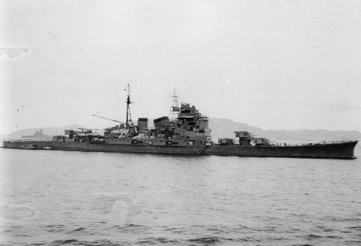 Japanese__Army's tweet photo. 1942年、トラック諸島に停泊する重巡洋艦鳥海。左奥には戦艦大和がいる。
#日本海軍 https://t.co/Ohlwesuem1