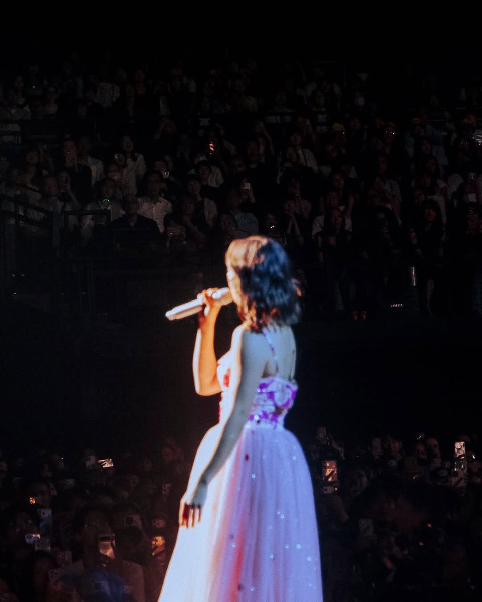 laufey's tweet photo. arigato gozaimasu tokyo!! 💗✨🇯🇵🍣🌸 i love you so much thank you for selling out the show my cherry blossoms!!!! seoul, i’ll see you tonight xxxxxx https://t.co/HqPrGNb1pY