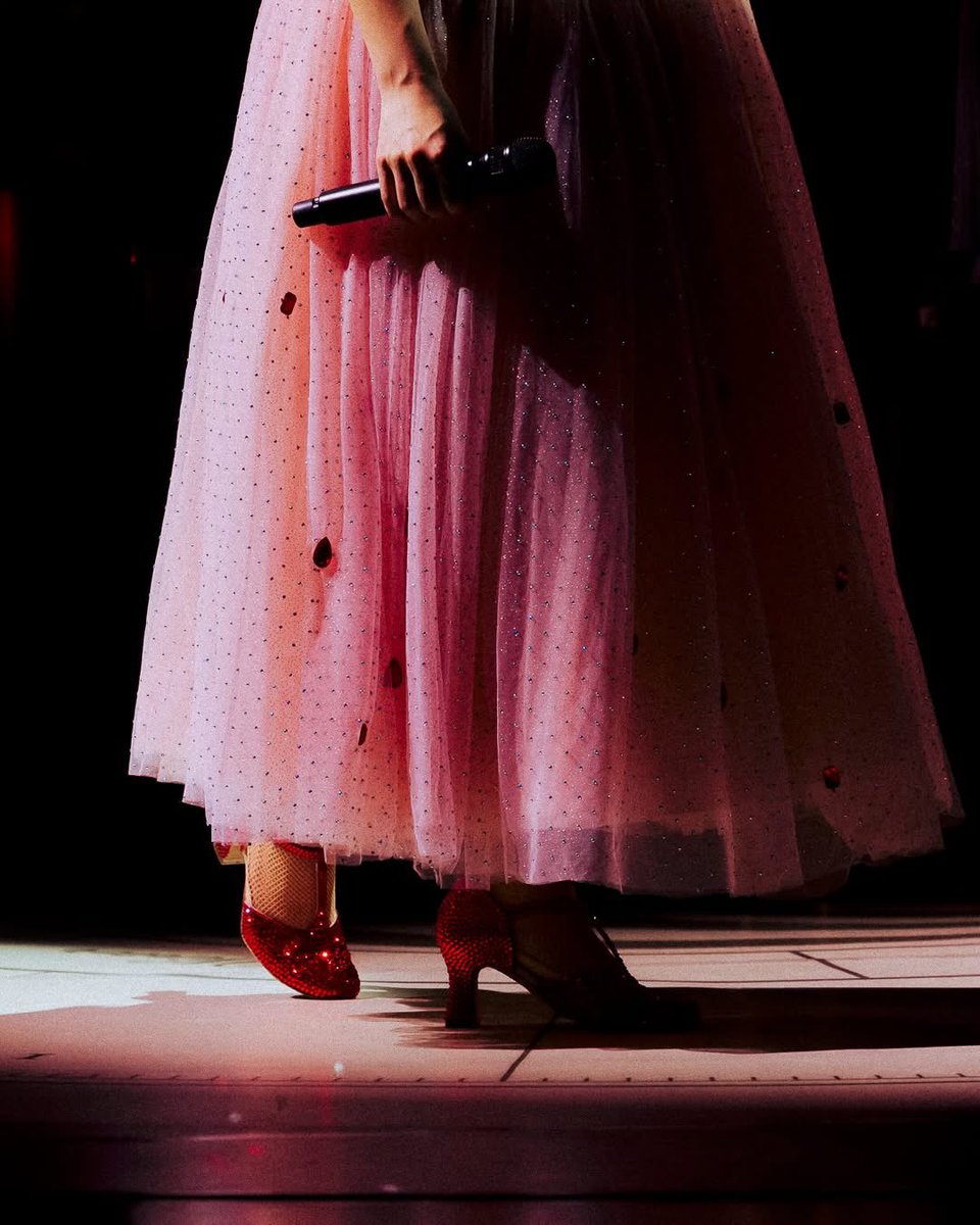 laufey's tweet photo. arigato gozaimasu tokyo!! 💗✨🇯🇵🍣🌸 i love you so much thank you for selling out the show my cherry blossoms!!!! seoul, i’ll see you tonight xxxxxx https://t.co/HqPrGNb1pY