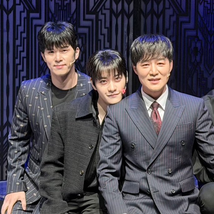 limited_edit93's tweet photo. 같은 사람이 똑같이 어깨에 기대고 있는 사진인데 어떤 뎨후니 너무 단아하고 청순하셔서 딸 낳은 중전느낌 나시는데 어떤 미녁이 넘 새침하고 아들낳은 후궁느낌 나심 https://t.co/VP6eBscmwC