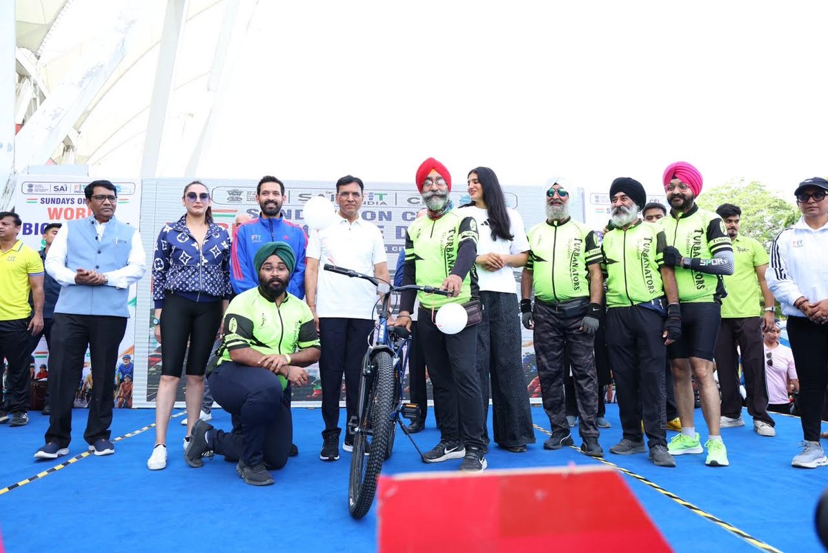 PIB_India's tweet photo. ➡️ Union Minister Dr @mansukhmandviya leads nationwide World Bicycle Day celebrations with actor Vikrant Massey, World Championships silver medal-winning boxer Nupur Sheoran and famous Kannada actor Ragini Dwivedi

➡️ More than 15,000 fitness enthusiasts rode a bicycle in New Delhi

➡️ More than 4 lakh individuals took part in the single day event across thousands of locations emphasizing the need for keeping oneself fit and promoting sustainability

🔗https://t.co/0nRpohEAOX 

@YASMinistry #WorldBicycleDay #Fitindia
