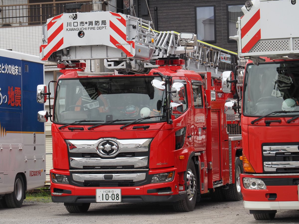 red_warning_lig's tweet photo. 川口市消防局 南消防署 南梯子1
3月頃から運用開始した新車です
前任車と比べると、灯火類がかなり増えました！ https://t.co/REdLD7u1um